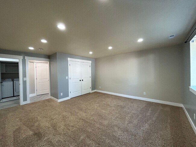 Building Photo - 221 780 E