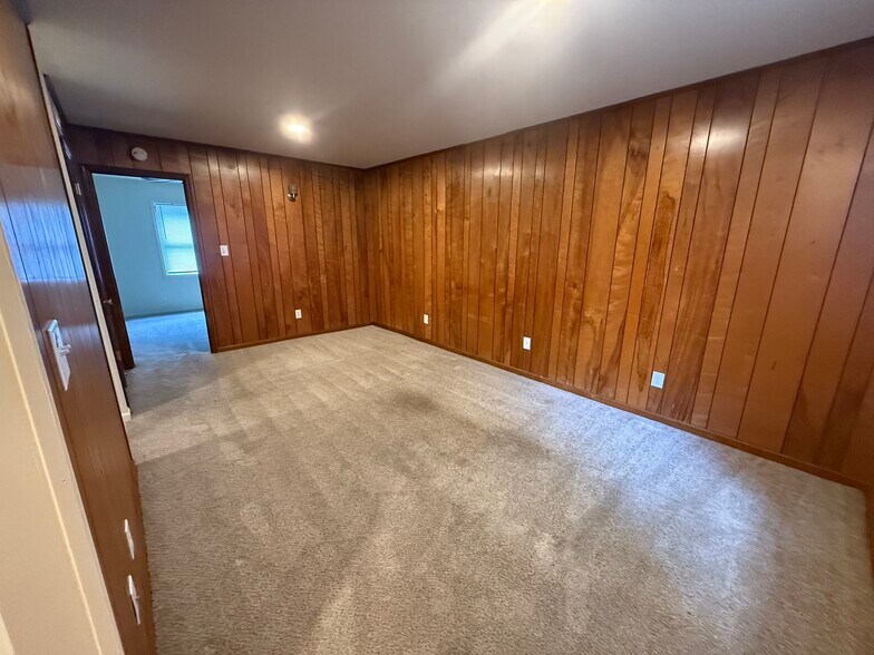 Building Photo - 586 Franklin St