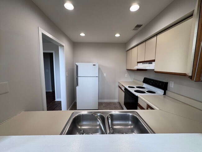 Building Photo - Spacious 2 Bedroom Apartment in Emmaus!