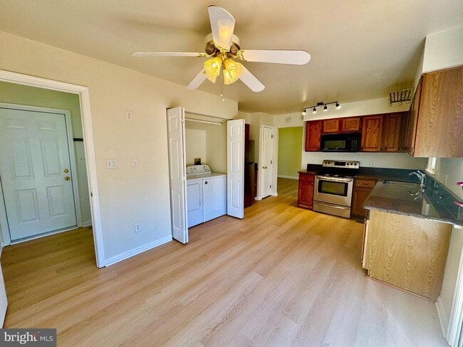 Building Photo - 1193 Maple Ave