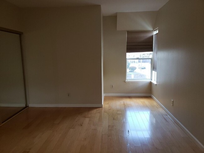 Building Photo - Superb Location for this Spacious Downtown...