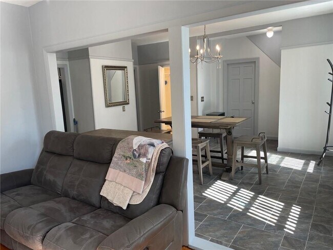 Building Photo - 11 Isabella Ave