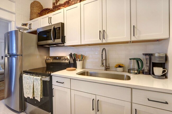 Building Photo - 306 E Victory Dr