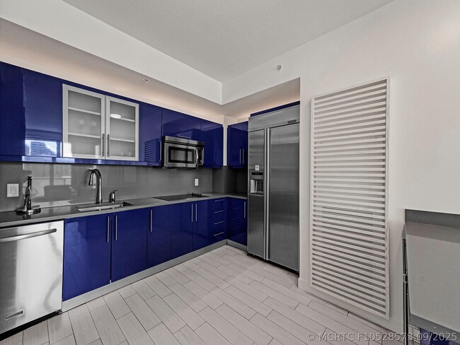 Building Photo - 3101 Bayshore Dr