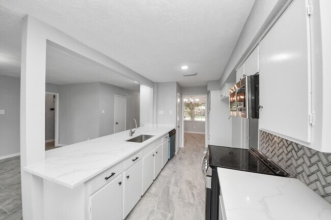 Building Photo - 2405 Pickerton Dr