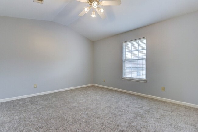 Building Photo - Spotless 2 bedroom townhome in Hardison Hills