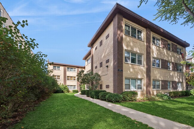 Primary Photo - 1540 W Chase Ave
