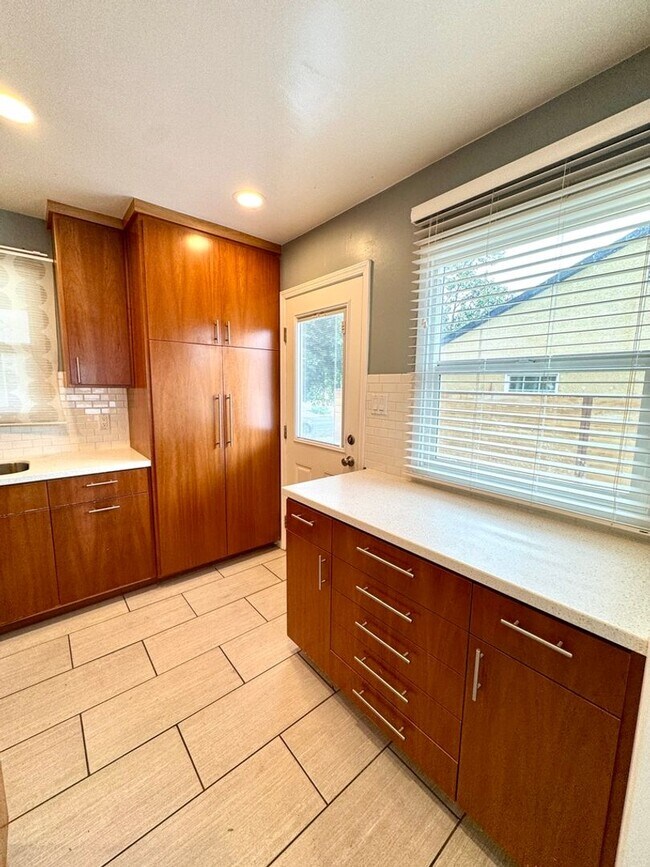 Building Photo - Fabulous 3 bedroom 1 bathroom updated home