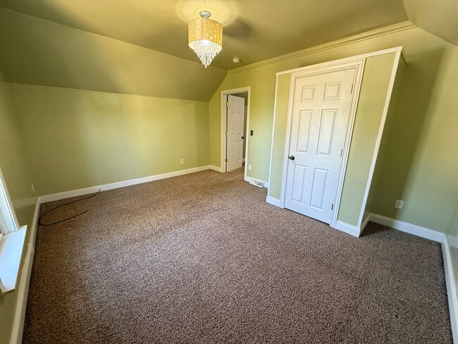 Building Photo - Spacious Two-Bedroom Home