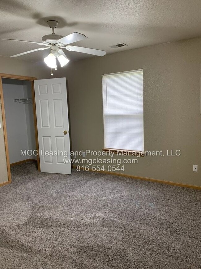 Building Photo - Grain Valley One Level Duplex!