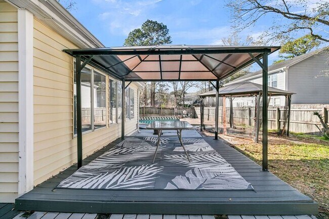 Building Photo - 121 Sully St