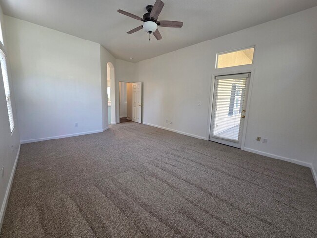 Building Photo - 3 bedroom 2 bathroom in a desirable SE Vis...