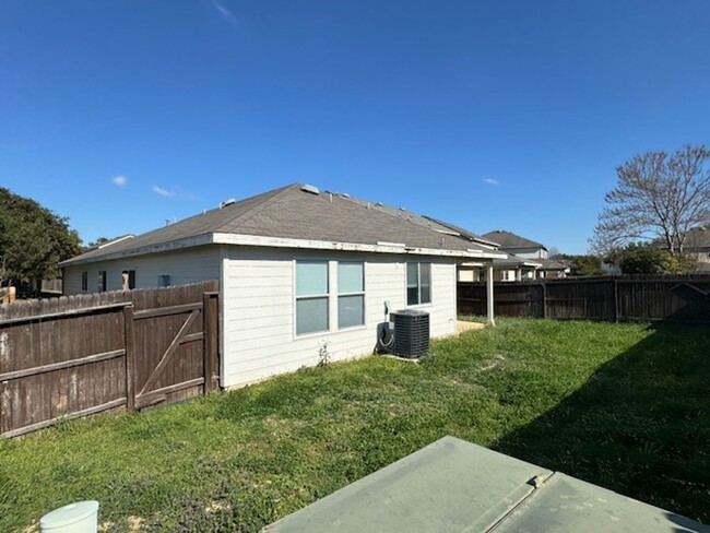 Building Photo - Nice Open  1 story 3 bedroom 2 bath in wes...
