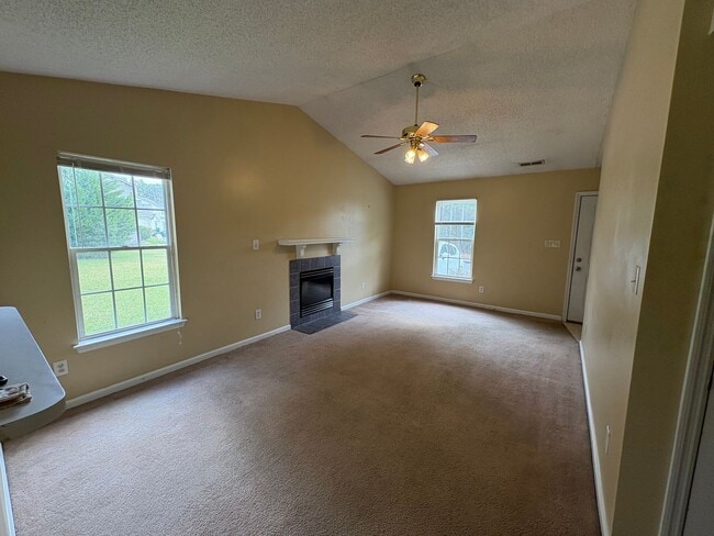 Building Photo - Charming two bedroom two bath town home that is set on an end unit. This home is just minutes fro...