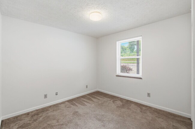 Building Photo - 482 E Red Bud Rd