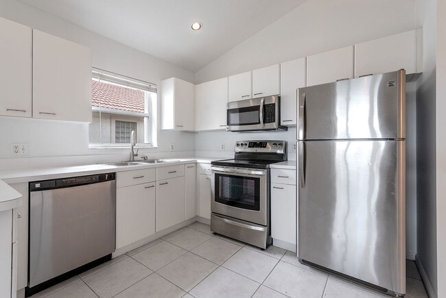 Building Photo - 1975 Oak Berry Cir