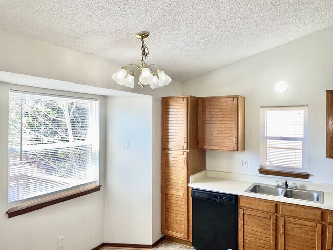 Building Photo - Fantastic Multi-Level Single Family Home i...