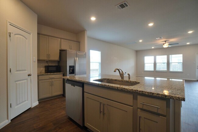 Building Photo - 115 Bethpage Dr