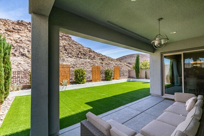 Building Photo - Luxury Rental with Mountain Views in Gated Henderson Community