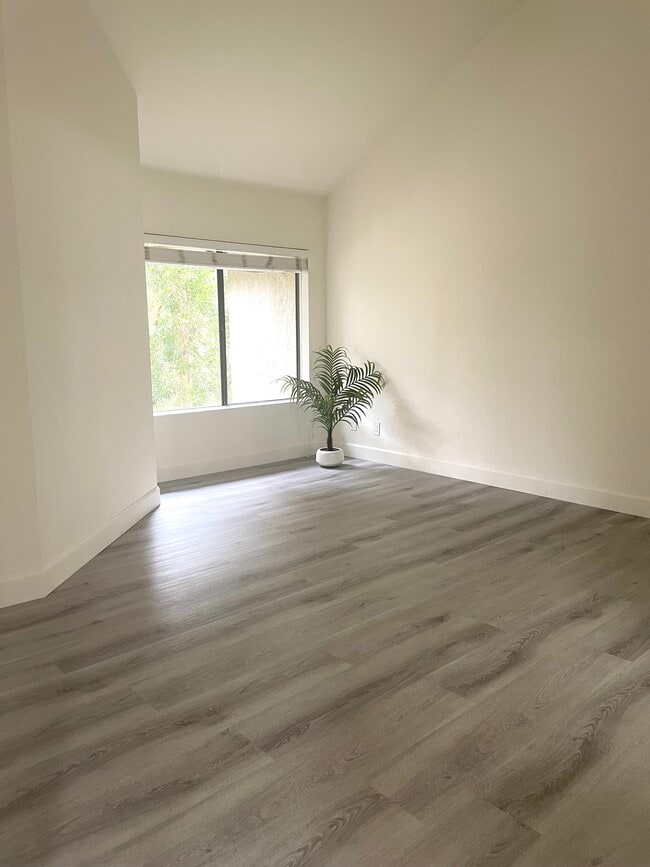 Building Photo - 2571 Plaza del Amo