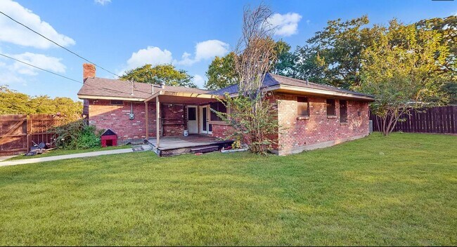 Building Photo - 1100 Dominik Dr