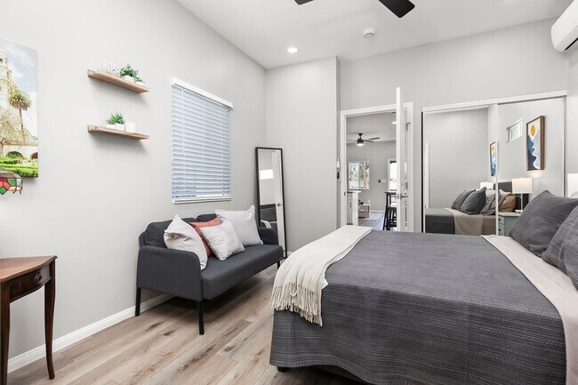Building Photo - Newly furnished and remodeled 2 bed 2 bath!