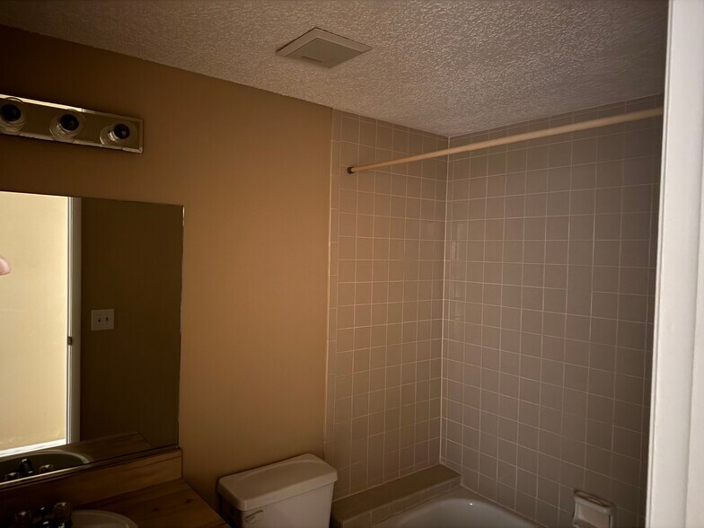 Building Photo - 127 Camphor Cir