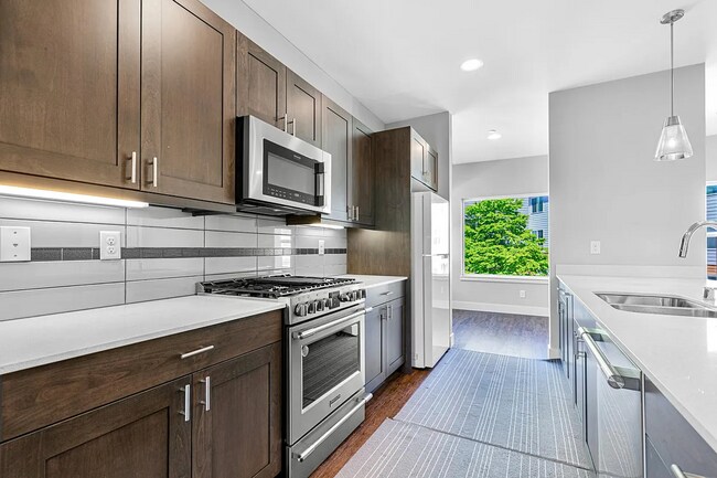 Building Photo - Modern 3 beds/ 2.5 bath townhouse in Kenmore!