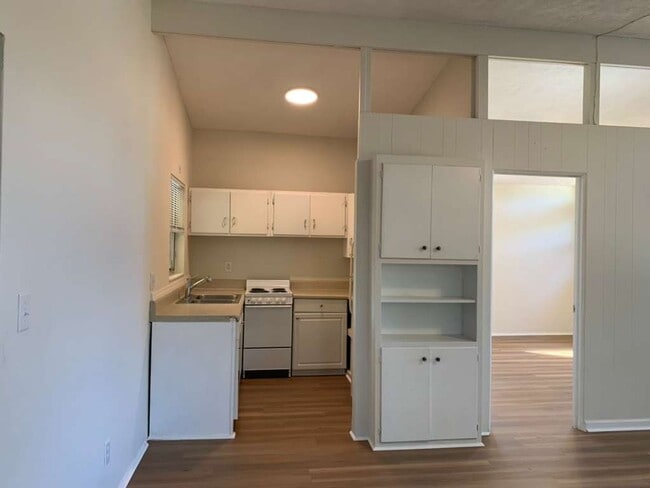 Building Photo - Light and Bright Two Bedroom Duplex in Gul...
