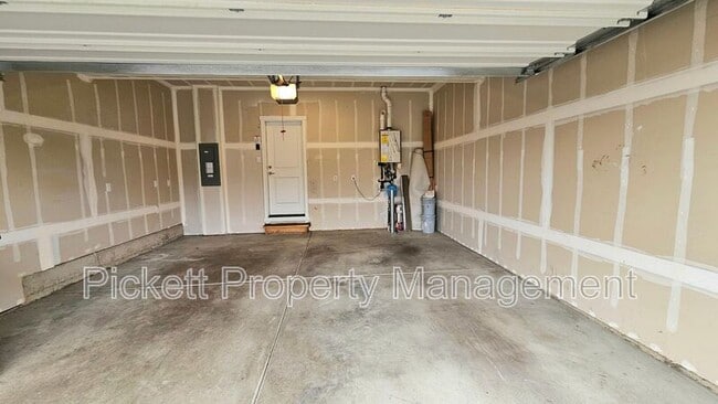 Building Photo - 6540 Yorktown Pl NE