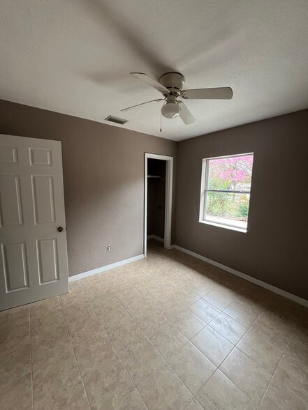 Building Photo - 4324 Hedge Dr N