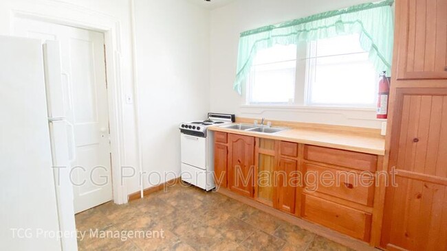 Building Photo - 905 4th St