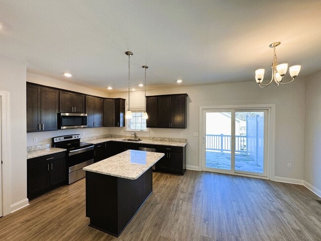 Building Photo - Spacious 3-Level Townhouse