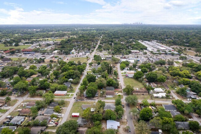 Building Photo - Very large 4bdrm/2bath House, Ready End of February