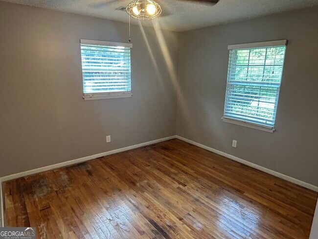 Building Photo - 1020 Tuxedo Ln