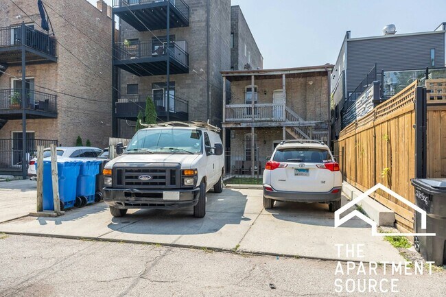Building Photo - 2146 W Chicago Ave