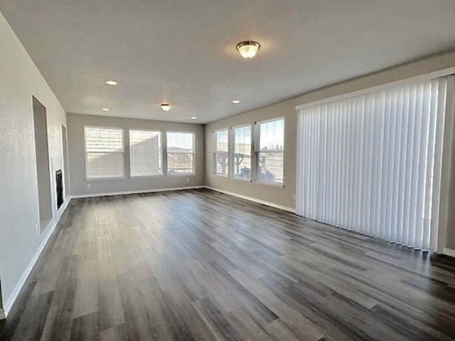 Building Photo - 5 Bedroom Home Close to Downtown Monument!!