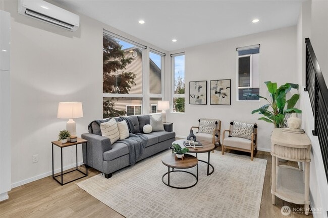 Building Photo - 9732 Woodlawn Ave N