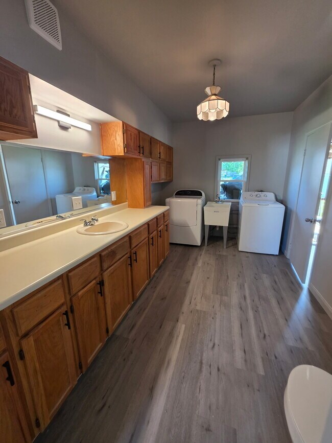 Building Photo - 116 Linden Ave