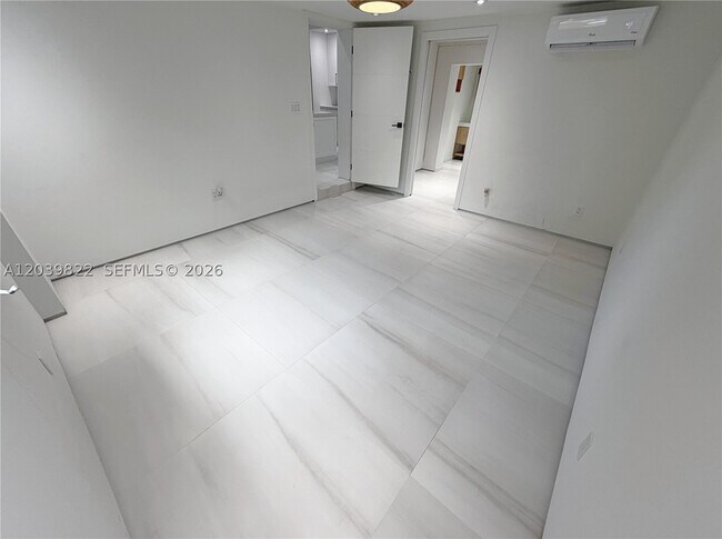 Building Photo - 4712 SW 64th Ct