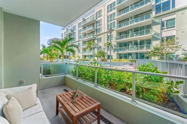 Building Photo - Modern 2 Bed/2 Bath Condo