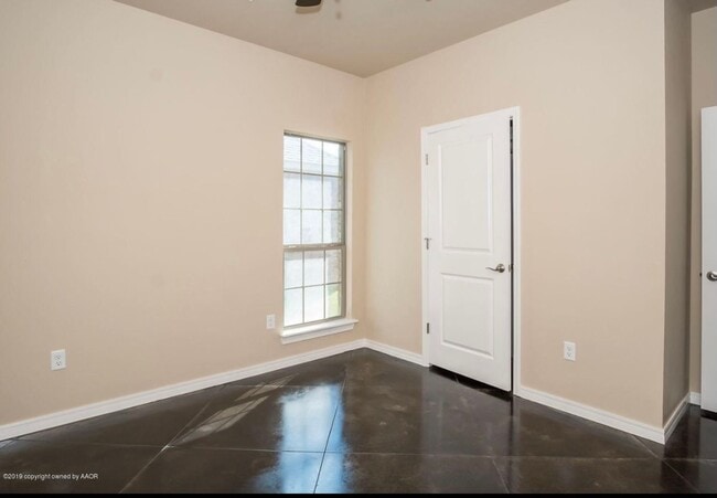 Building Photo - Located in Heritage Hills 4/2/2