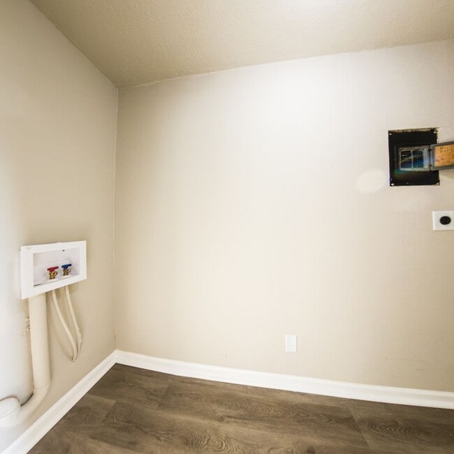 Building Photo - Updated 2 Bedroom Home with 2 Stall Garage