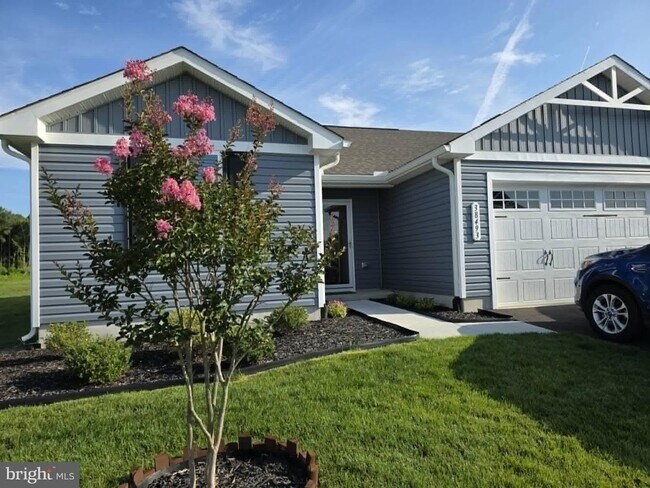 Building Photo - 38493 Barberry St
