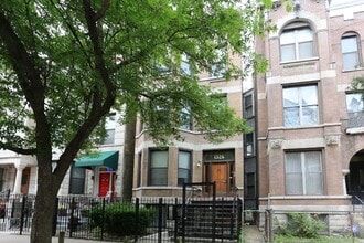Building Photo - 1326 N Claremont Ave