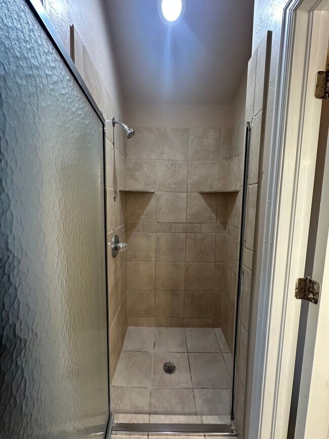 Building Photo - 2504 Thomas Dr