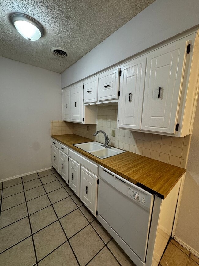 Building Photo - Redone Duplex spacious 2bedrrom 1 bathroom Hospital District