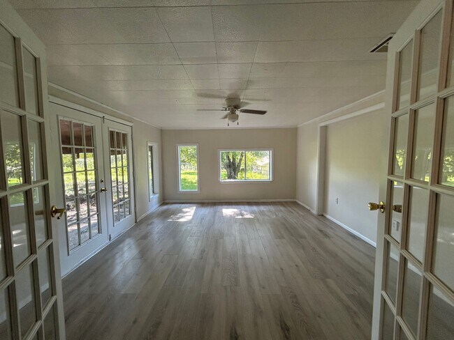 Building Photo - 712 Lakeview Dr