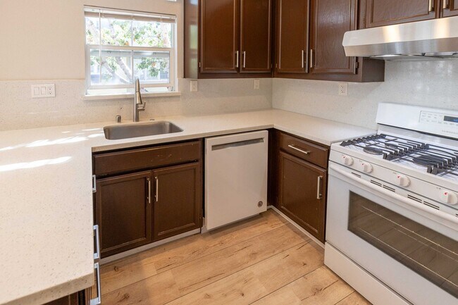 Building Photo - Spacious End-Unit Townhome in Gated Liberty Commons