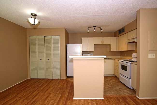 Building Photo - Nice 1 bed/ 1 bath second-floor condo at Lakewood Park Condominium